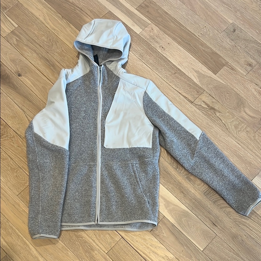 Lululemon Athletica Gray and Cream Jacket
Tundra Trek Fleece